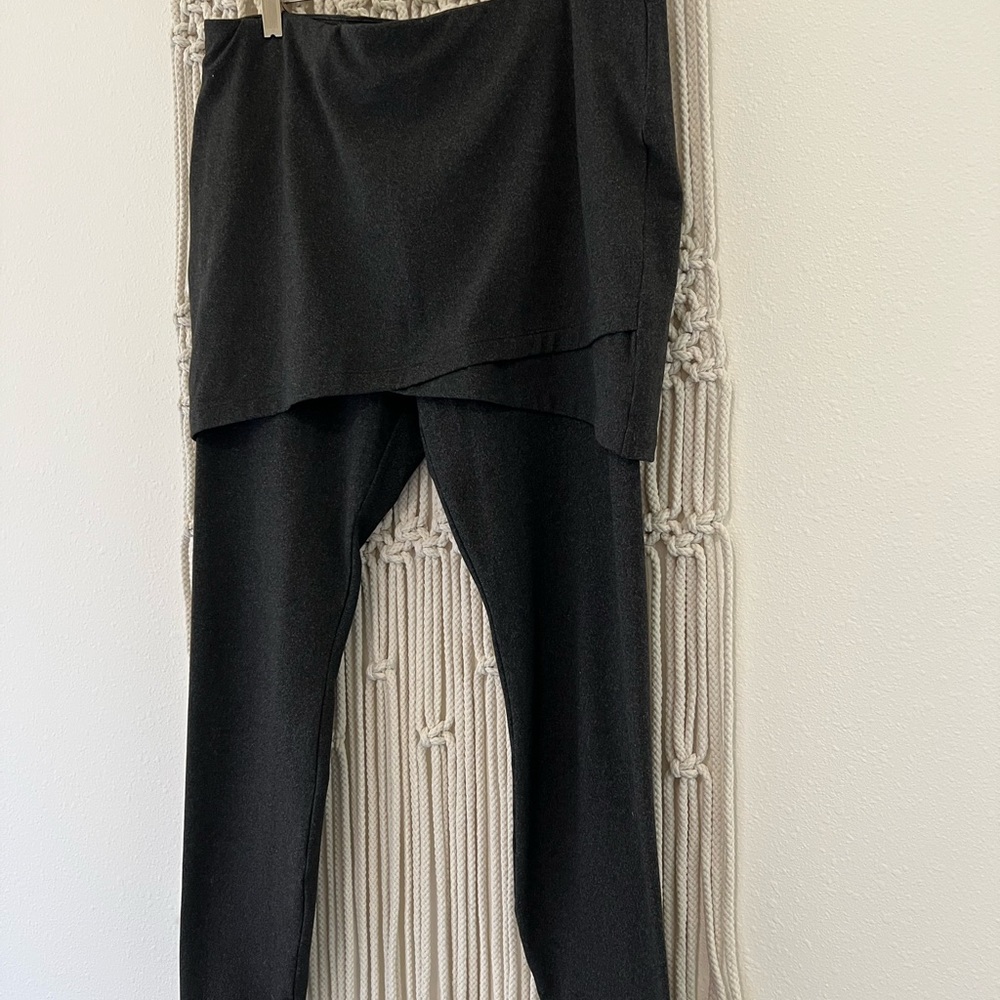 Cabi skirted leggings M EUC